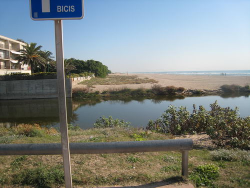 Imatge de la zona per on anir&agrave; el nou tram del passeig mar&iacute;tim de Gav&agrave; Mar sobre la riera dels Canyars (2 de novembre de 2007)